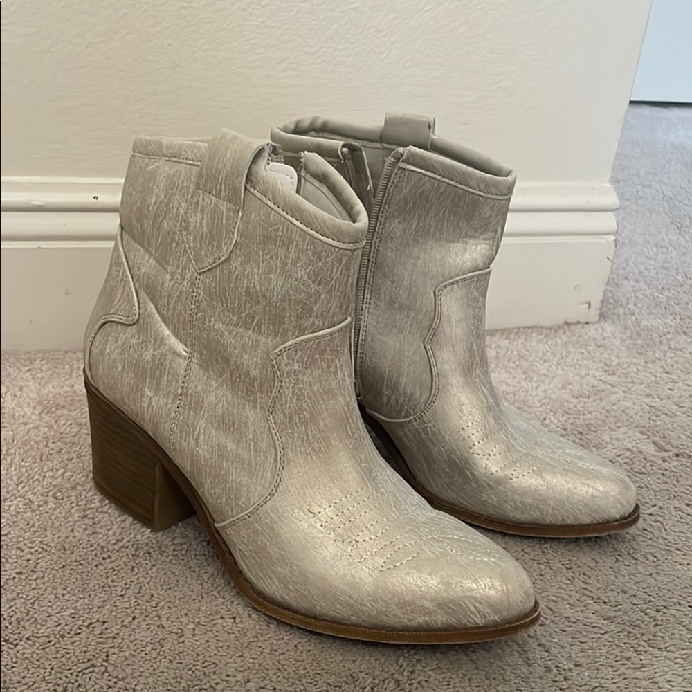 Dirty Laundry Women's Silver Ankle Boots